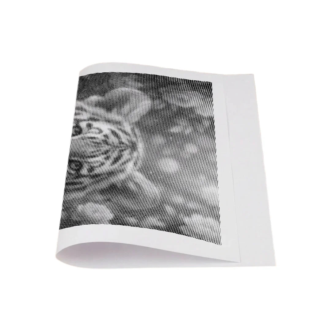 Peinture à pois de tigre avec des fleurs