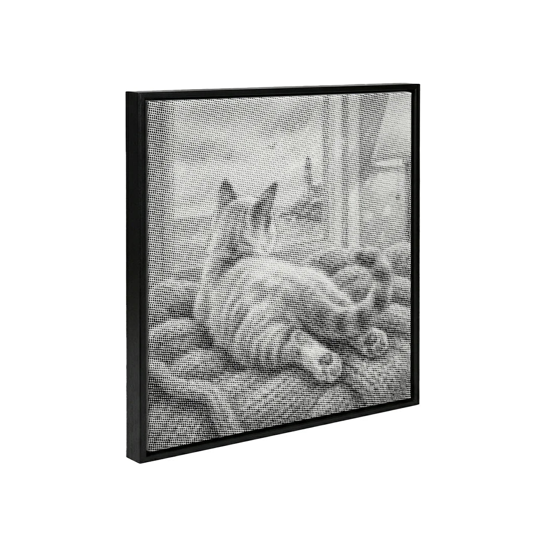 Le chat regarde la peinture à points d’oiseaux