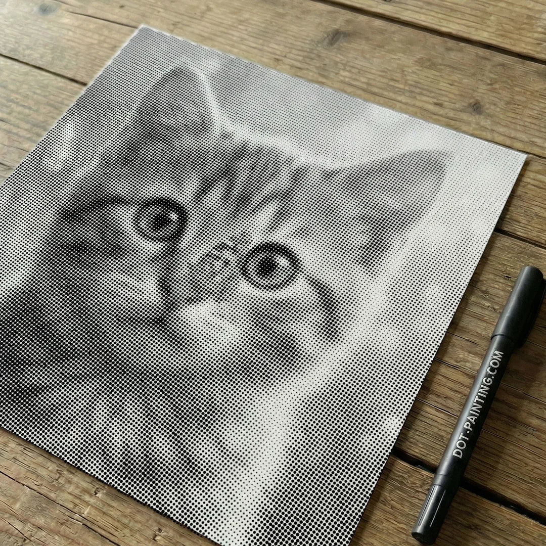 Chat avec peinture à pois papillon