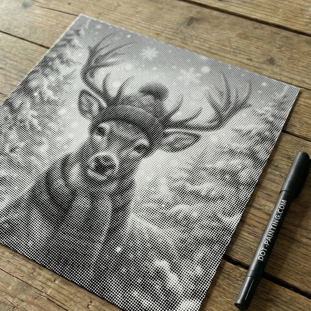 Renne avec une peinture à pois de chapeau