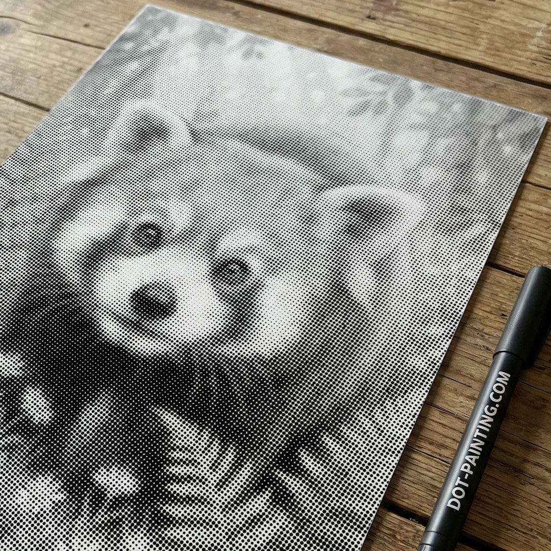 Panda roux avec peinture à pois de fleurs