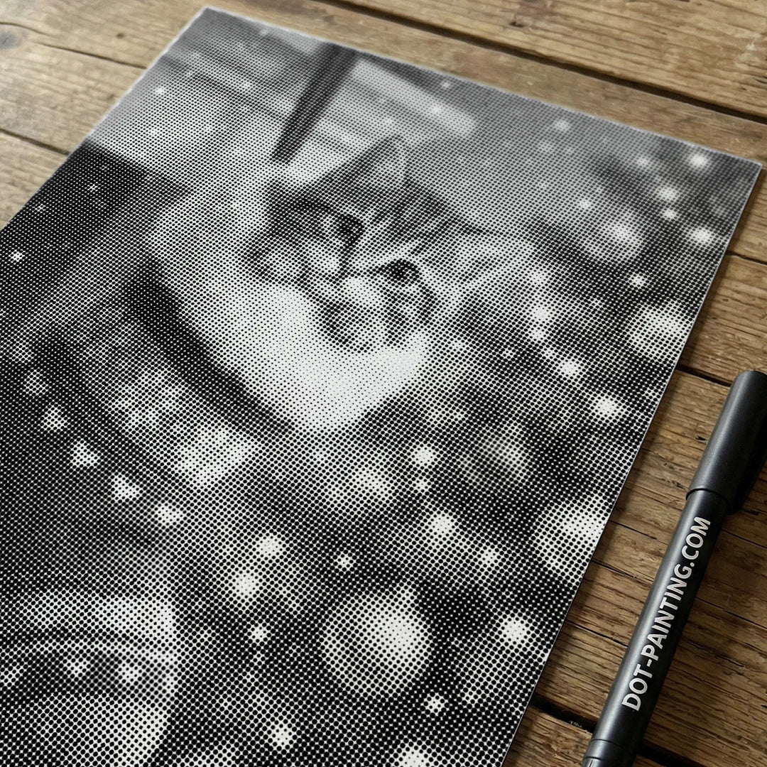 Chaton dans une peinture à pois de chaussette de Noël
