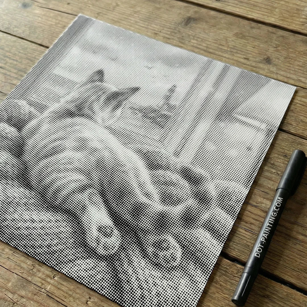 Le chat regarde la peinture à points d’oiseaux