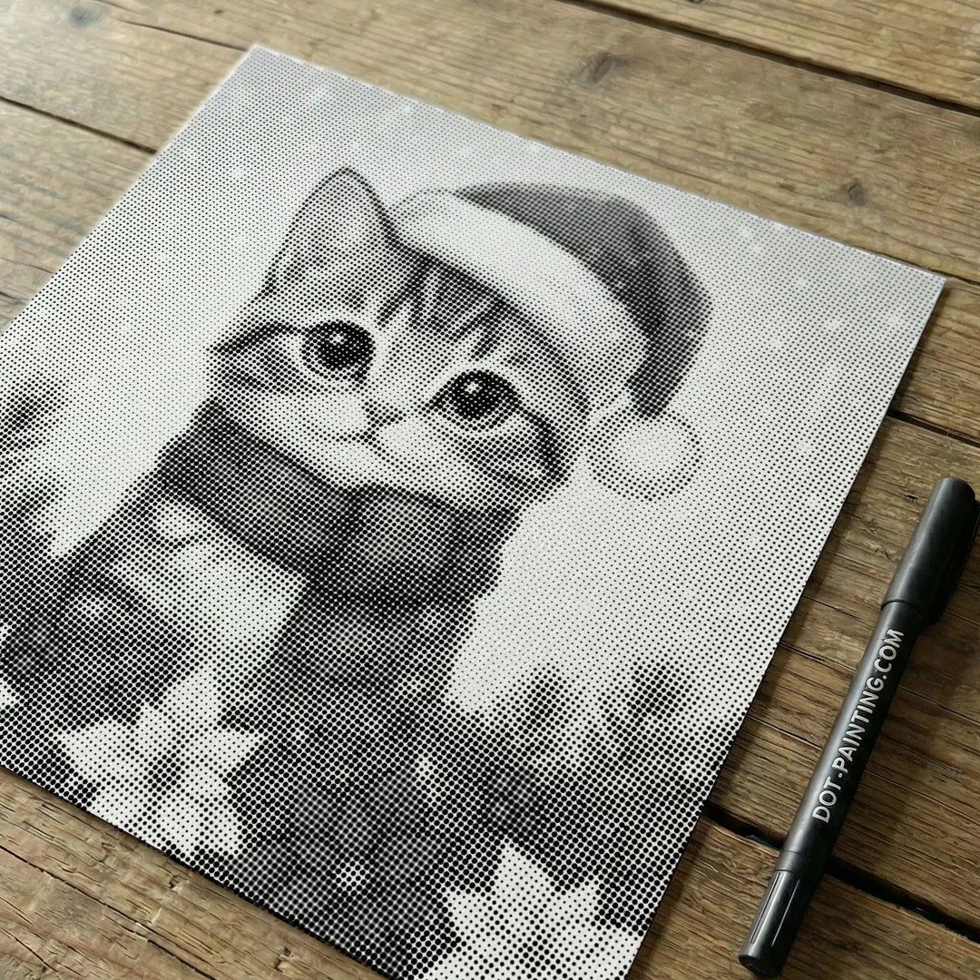 Chaton avec peinture à pois de chapeau de Père Noël