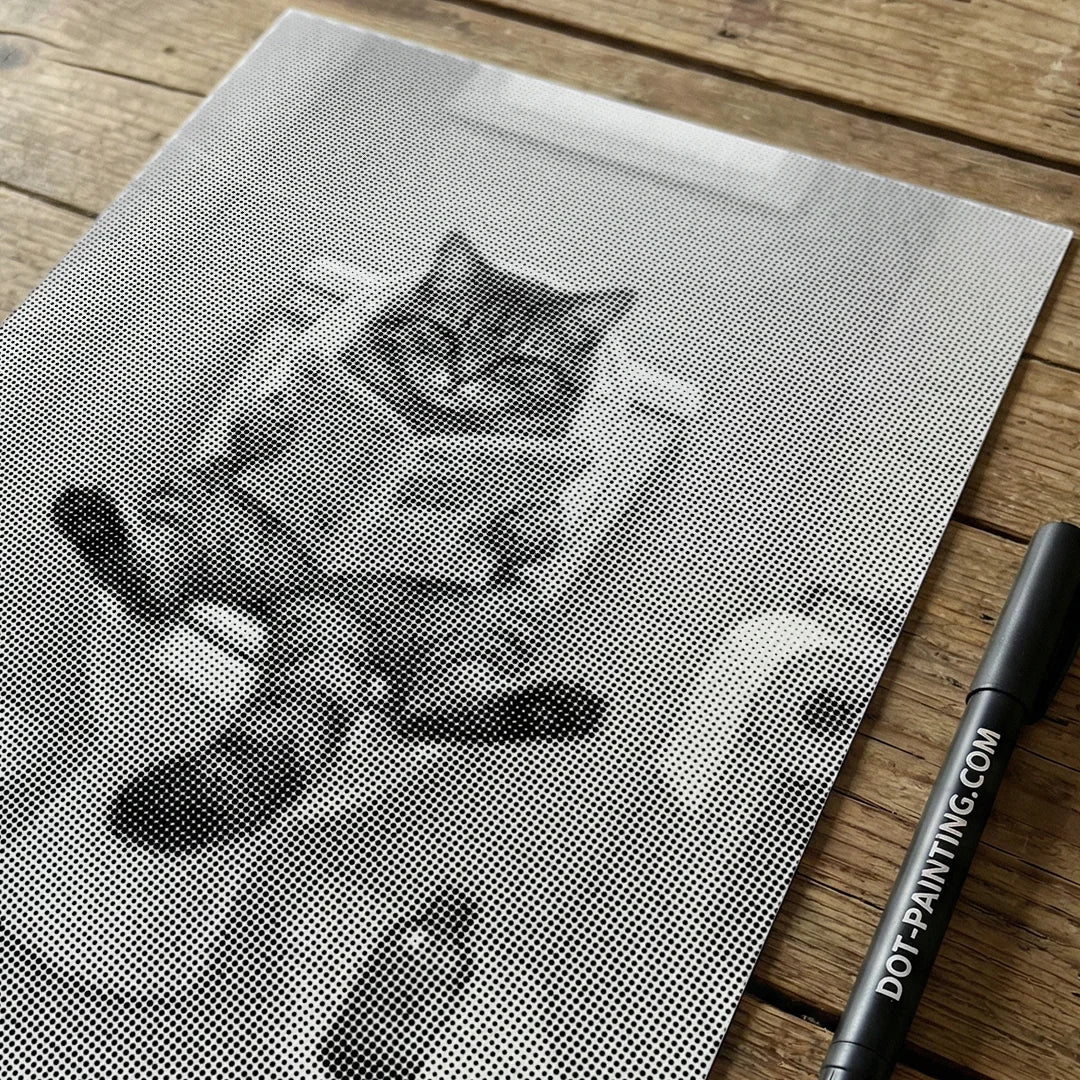 Chat sur la peinture à pois des toilettes