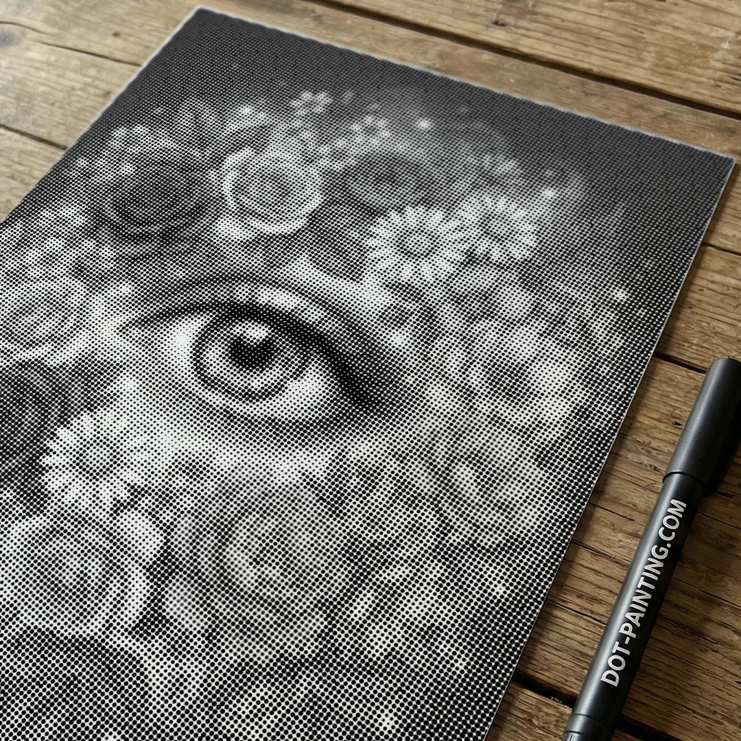 Oeil avec peinture à points de fleurs
