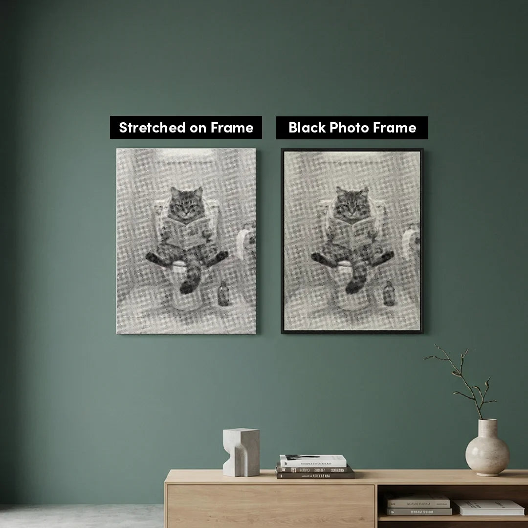 Chat sur la peinture à pois des toilettes